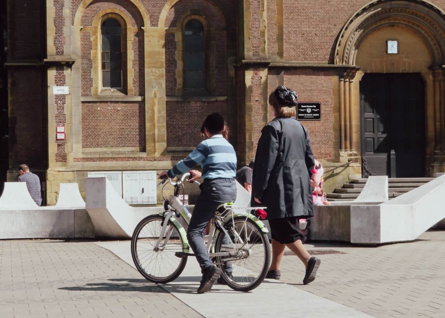 Antwerp: Jewish Neighbourhood Guided Walking Tour - Walking from De Keyserlei: the easiest way to get your bearings