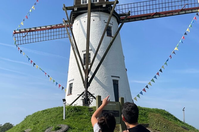 BikeTour Bruges & Damme in Spanish and English - Stop 1: Minnewater, the Love Bridge, and Bruges’ water-edge charm