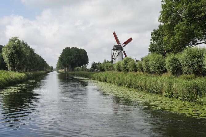 BikeTour Bruges & Damme in Spanish and English - Stop 2: Bruges windmills by the big canal