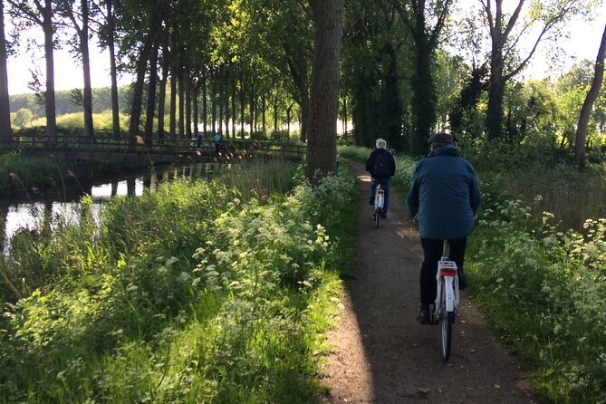BikeTour Bruges & Damme in Spanish and English - Stop 3: Cycling the Damme Canal into a medieval town