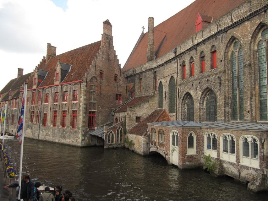 Bruges: 2.5-Hr Walking Tour from train station to Markt - St. John’s Hospital and Hans Memling: art you can place