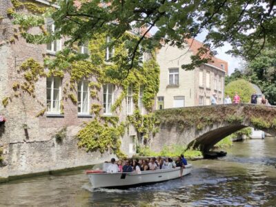 Bruges: Small Group Boat Cruise and Guided Walking Tour - Walking the medieval core: Markt, Holy Blood Basilica, and golden statues