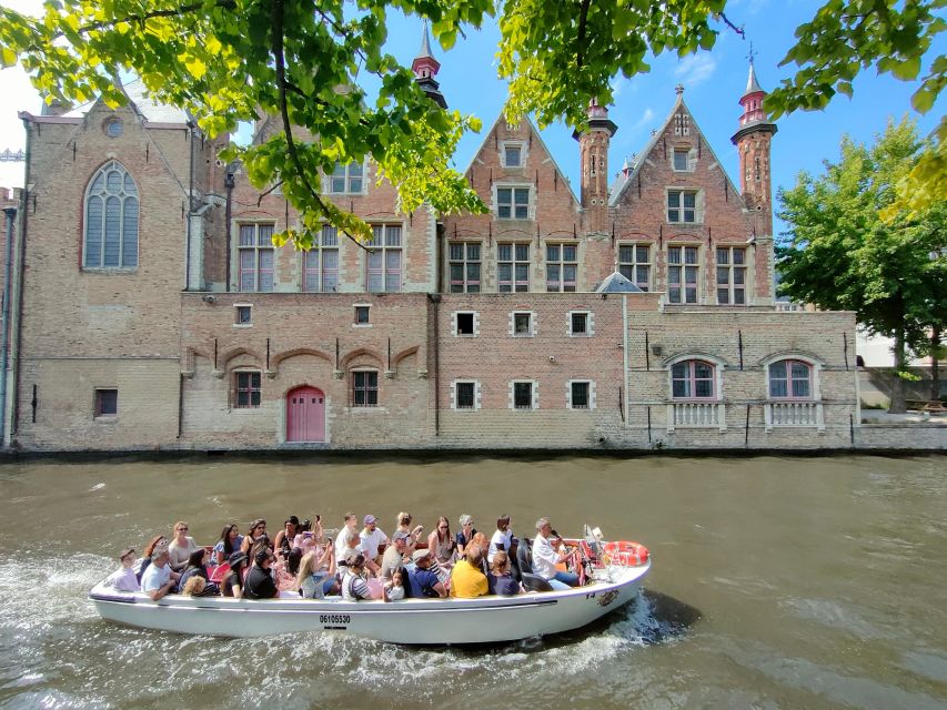 Bruges: Small Group Boat Cruise and Guided Walking Tour - The 40-minute canal cruise: swans, ivy facades, and bridge views