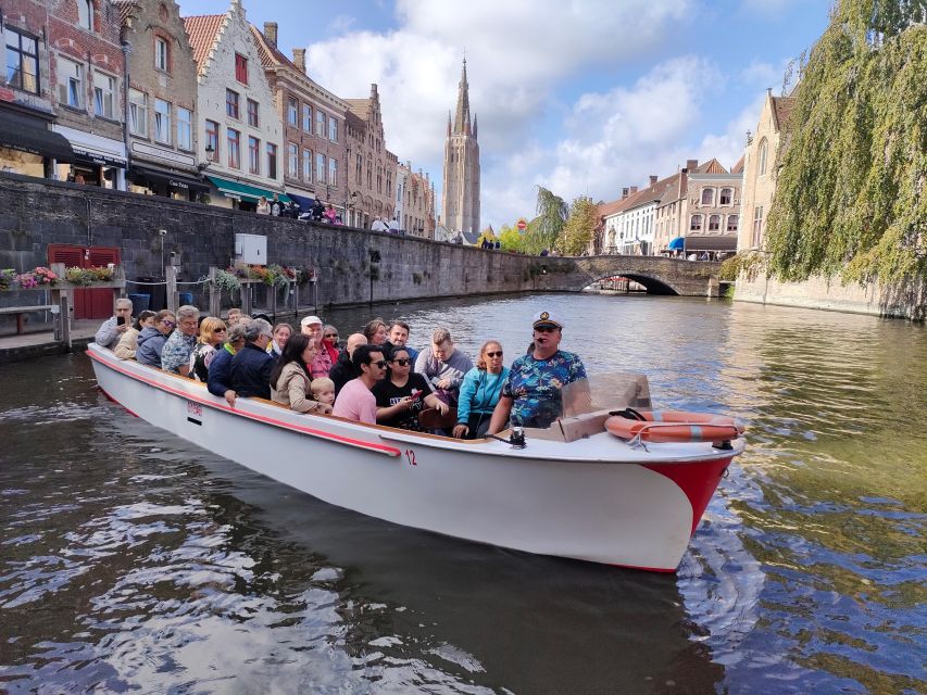 Bruges: Small Group Boat Cruise and Guided Walking Tour - Chocolate tasting in a real shop: why this stop works