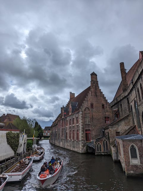 Bruges: Walking Tour with Hot Chocolate & Chocolate Tasting - Three chocolate shops with tastings: pralines as the tour engine