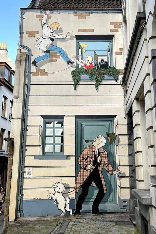 Brussels: 2 hours Private Walking Tour of the Comics Walls - Wandering the historical center: the city shows up between murals