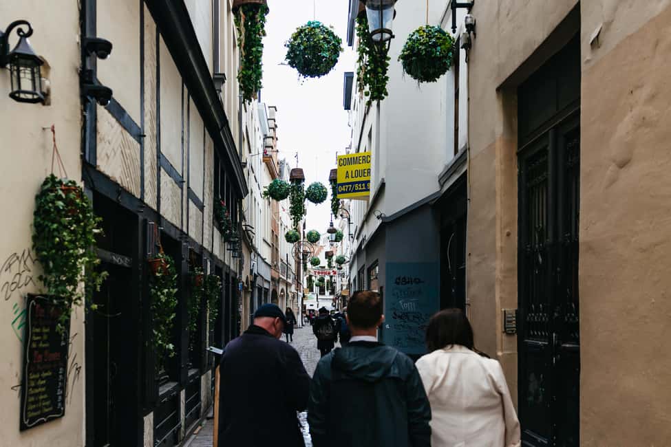 Brussels: Beer Tasting Tour with 7 Beers and Snacks - Snacks and chocolate pairings: the practical part people forget