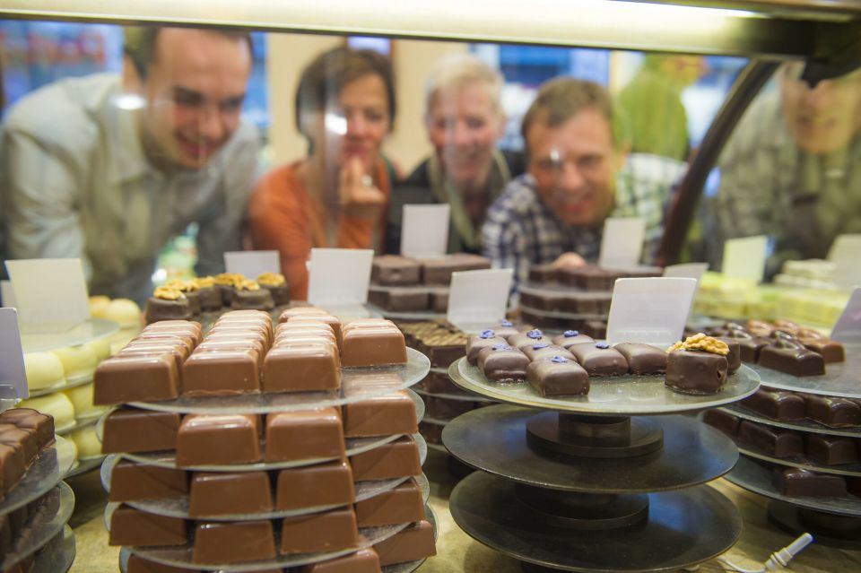 Brussels: Belgian Chocolate Tasting Tour - Starting at Brussels City Hall: your white umbrella meetup