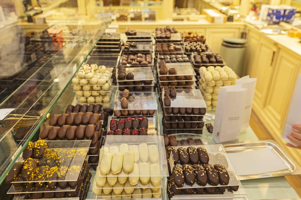 Brussels Food Tour: Main Dish, Beer, Waffle & Chocolate - Chocolate finish at the Royal Gallery area