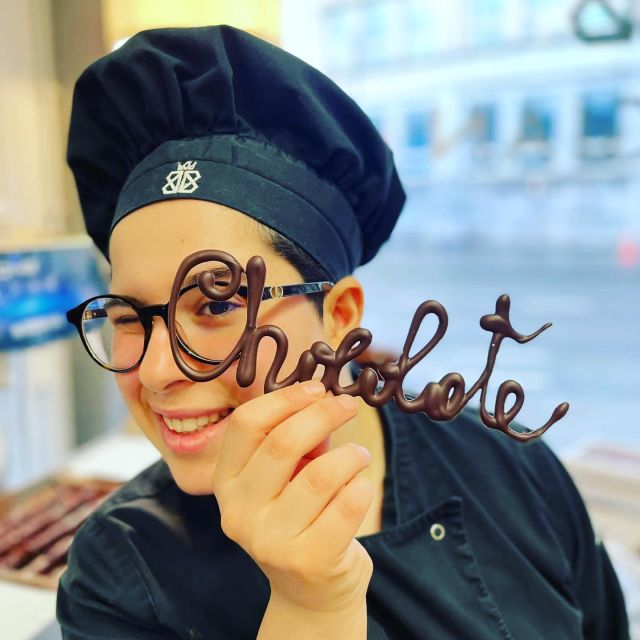 Brussels: Make Your Own Chocolates Workshop with Tastings - Taking chocolate home: packing, sharing, and the in-store 20% discount