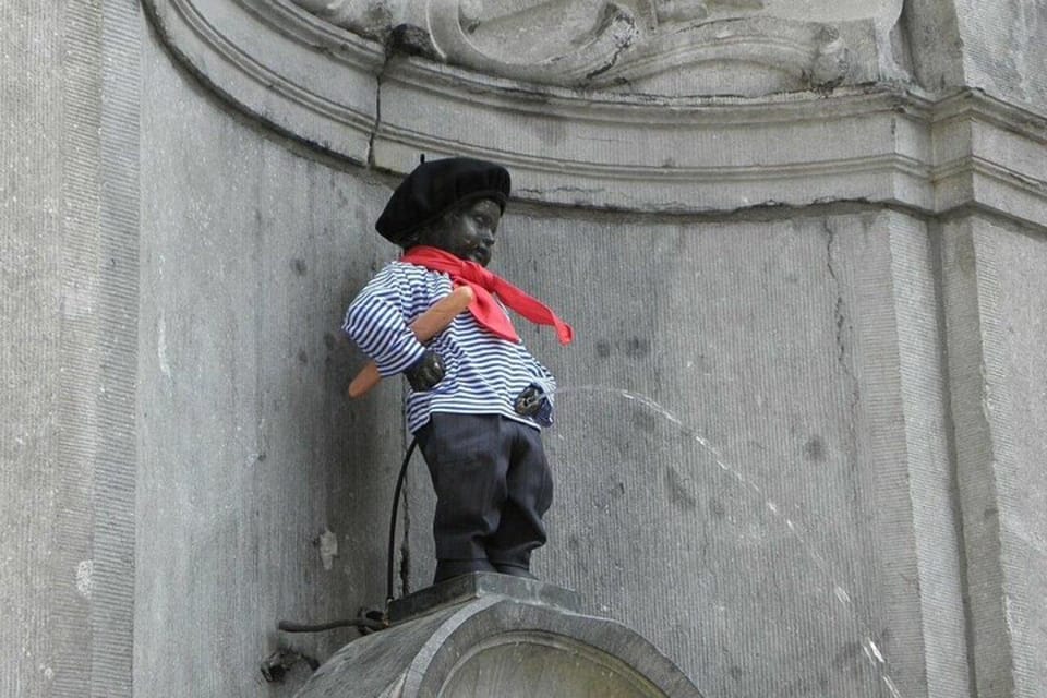 Brussels Must-See Attractions Walking Tour - Maison Dandoy at the Grand Place Area: A Local Landmark Moment
