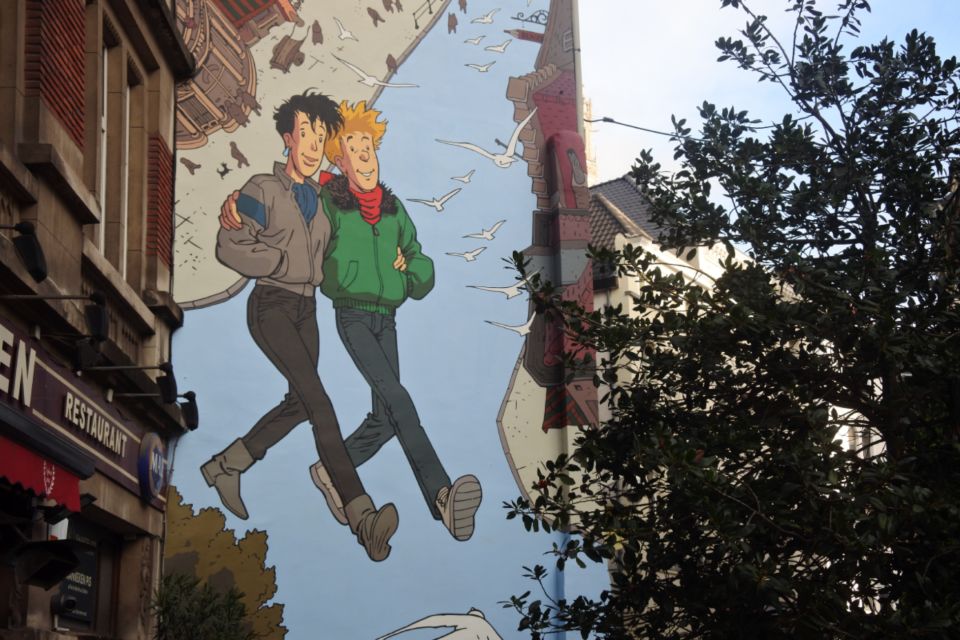 Brussels: The comic book walls walking tour - Smurfs and the comic-famous center: famous characters meet real geography
