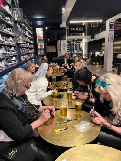 Brussels Tipsy Tour: Cocktail Making, Painting & Chocolates - The Manneken Pis paint stop: felt-tips, a beer/shot, and a take-home souvenir