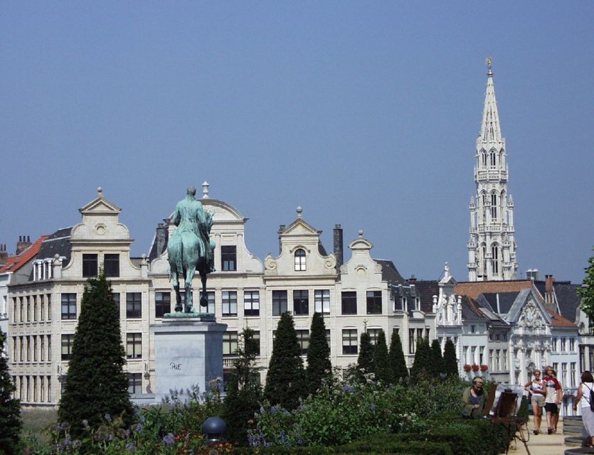Brussels: Walking Tour from Central Station to Manneken Pis - Manneken Pis, the 55-centimeter star you’ll actually understand
