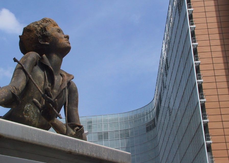 Brussels: Walking Tour from Central Station to Manneken Pis - Atomium and Expo 58: modernity’s giant reminder
