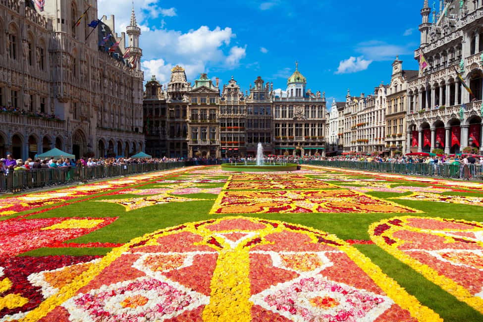 Brussels: Walking Tour with Belgian Lunch, Chocolate, & Beer - Walking past Manneken Pis, Bourse, Saint Géry, and beyond