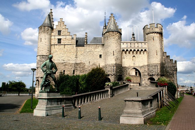e-Scavenger hunt Antwerp: Explore the city at your own pace - The tunnel twist and Meir’s shopping street energy