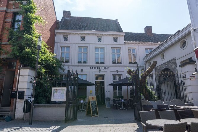 e-Scavenger hunt Hasselt: Explore the city at your own pace - Virga Jesse Basilica: When a 14th-Century Statue Pulls You In