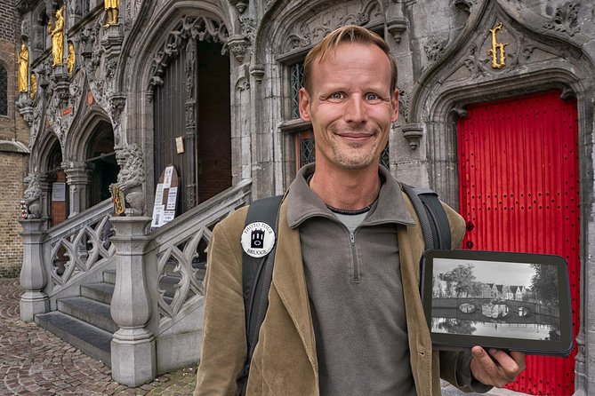"Edges of Brugge" Photo Tour - 2hr open city tour & workshop - The opening square briefing at Burg: get your bearings fast