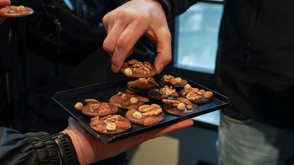 Ghent: Belgian Chocolate Walking Tour with Tastings - Inside the chocolatiers: open atelier access and craft talk