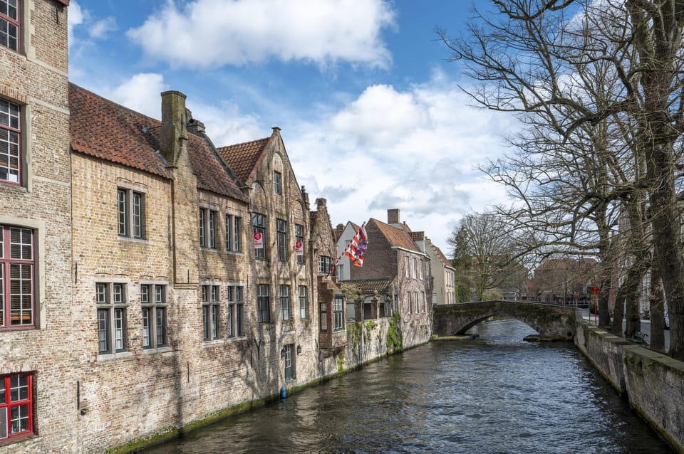 Historical walk in Bruges with local guide. Praline included - Key highlights worth showing up for