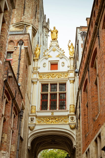 Historical walk in Bruges with local guide. Praline included - How the guide keeps history fun (and useful)
