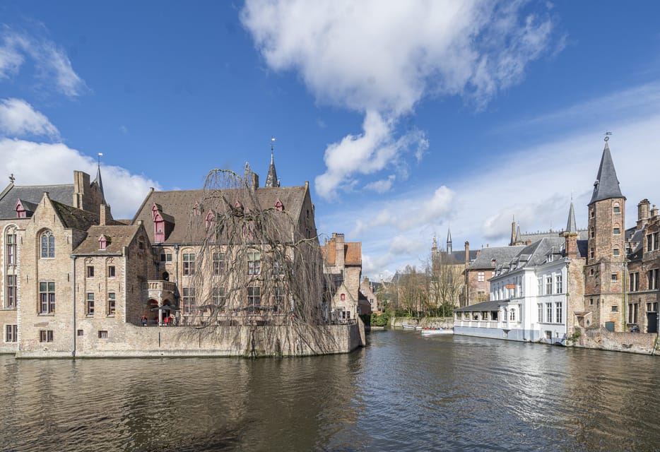 Historical walk in Bruges with local guide. Praline included - Bruges on foot: why this 2-hour walk works