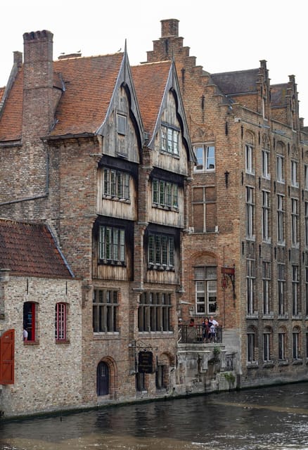 Historical walk in Bruges with local guide. Praline included - The praline from Sukerbuyc: a simple sweet payoff