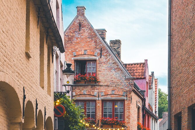 Walking tour of Bruges with boat option and/or beer tasting - Gruuthusemuseum and Huidenvettersplein: power and guilds in plain sight